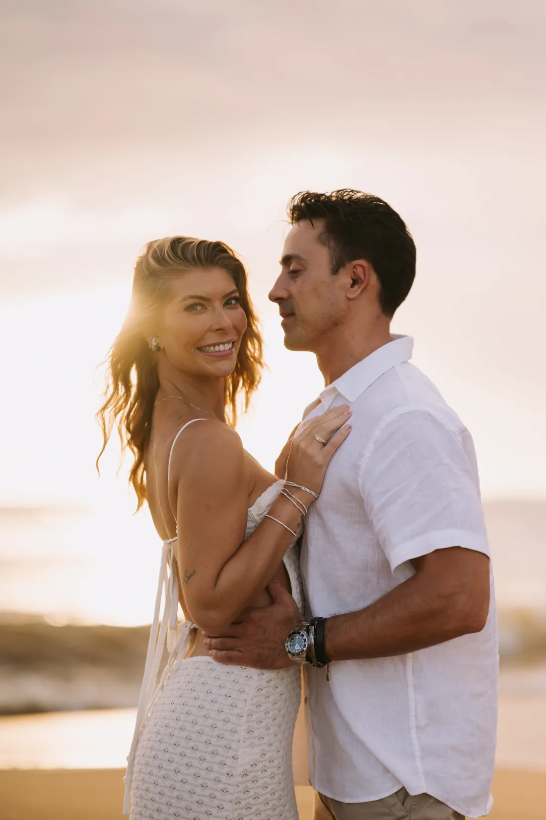 Karol e Ramon durante o ensaio pré-wedding na praia