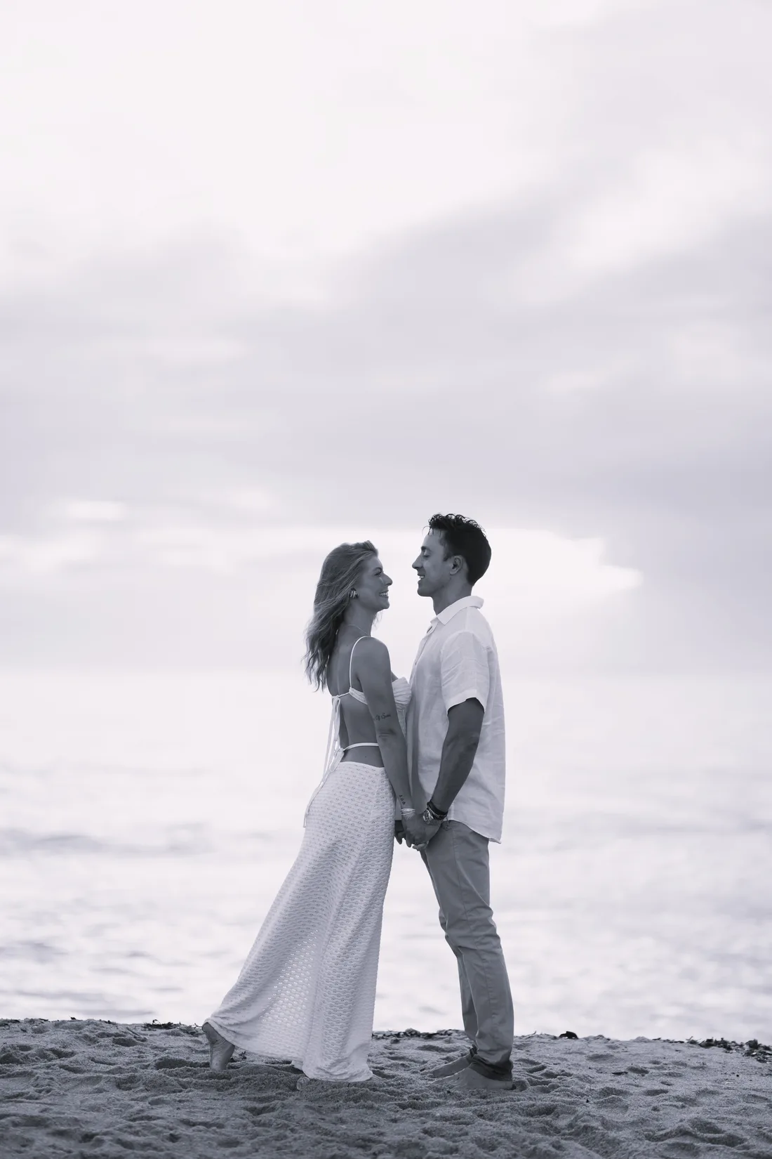 Karol e Ramon em preto e branco